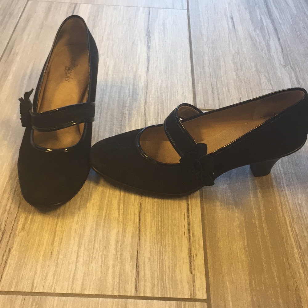 Black leather heels with flower on strap